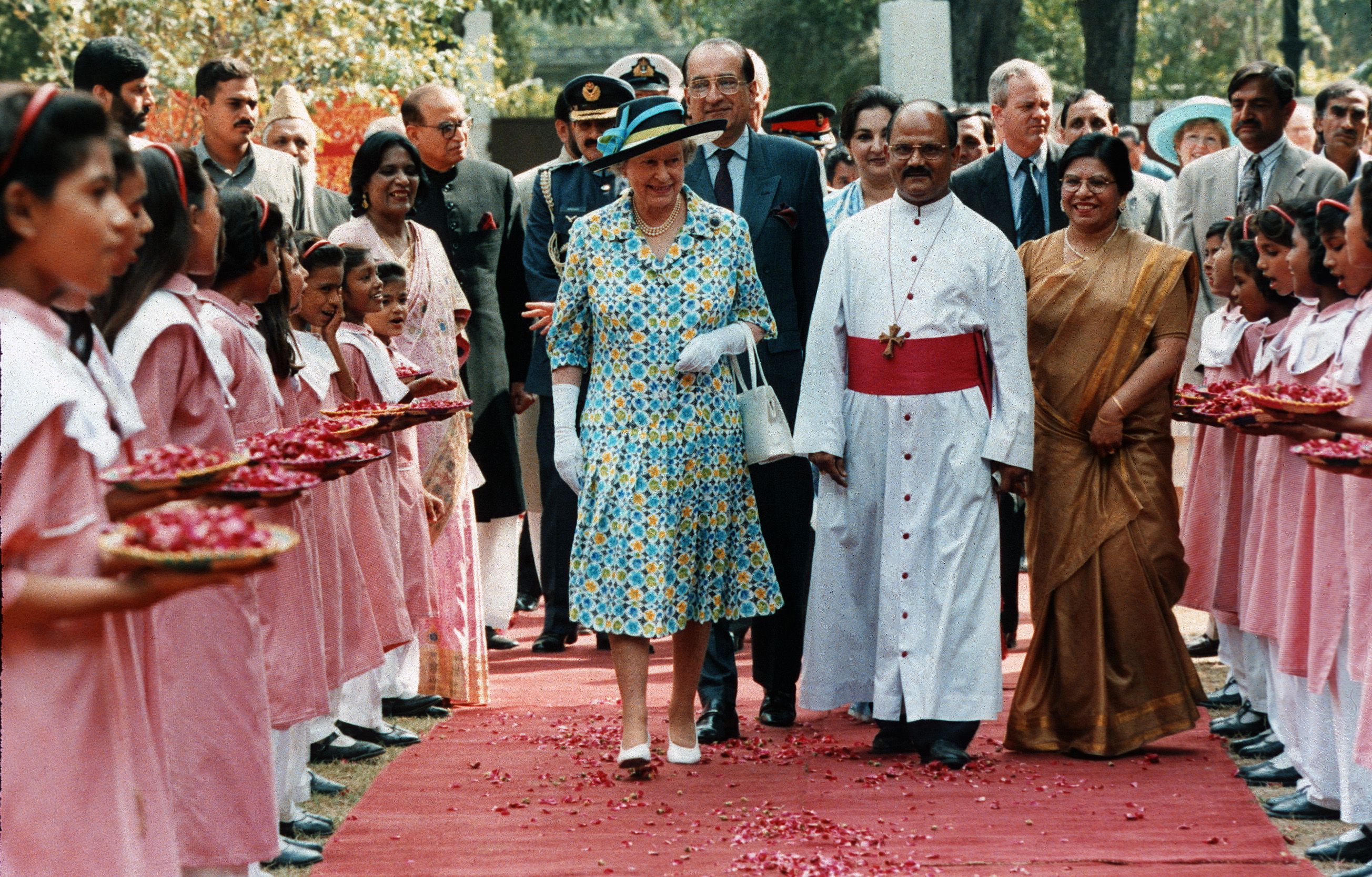 queen visits to pakistan