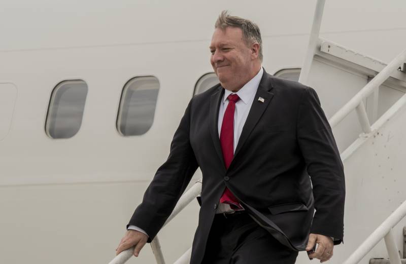Mike Pompeo embarking 