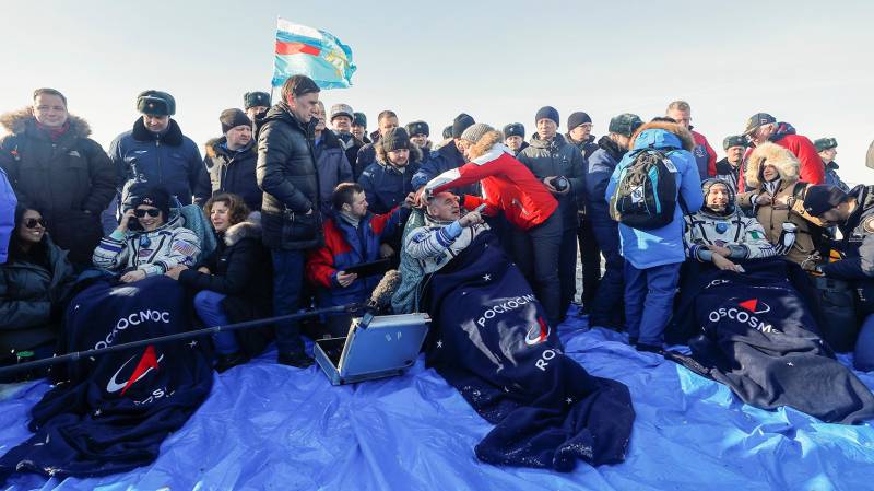 Record-breaking US astronaut returns to Earth