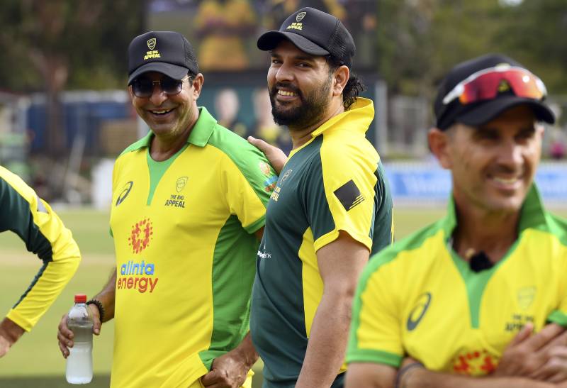 Cricket royalty raises money for bushfire relief