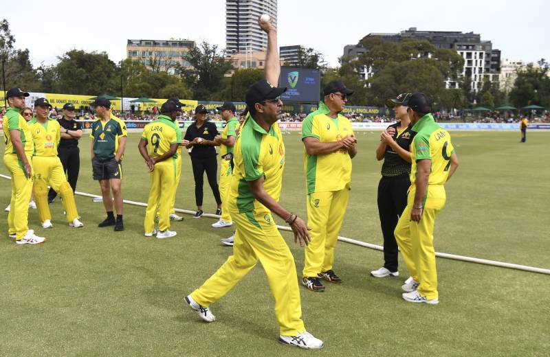 Cricket royalty raises money for bushfire relief