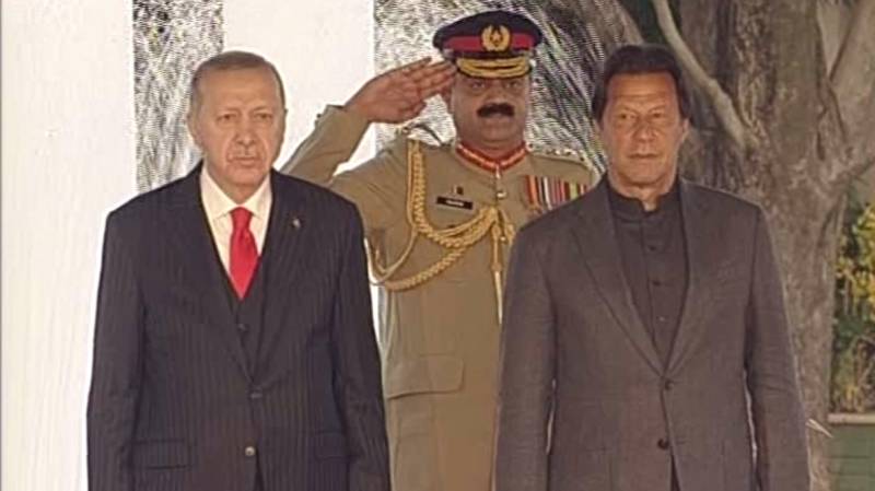 Erdogan arrives in Pakistan