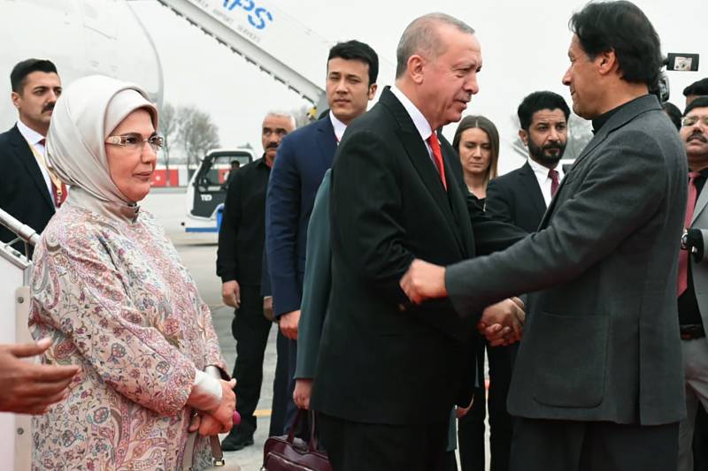 Erdogan arrives in Pakistan