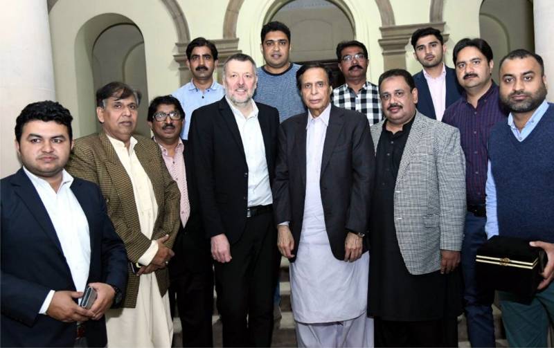 Parvez promises to address journalists’ problems