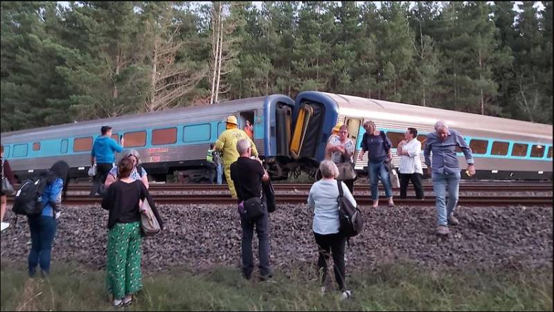 Australian train derails killing two