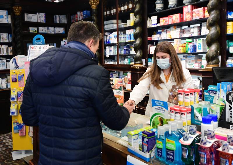 Second coronavirus death sparks fear, lockdowns in Italian towns