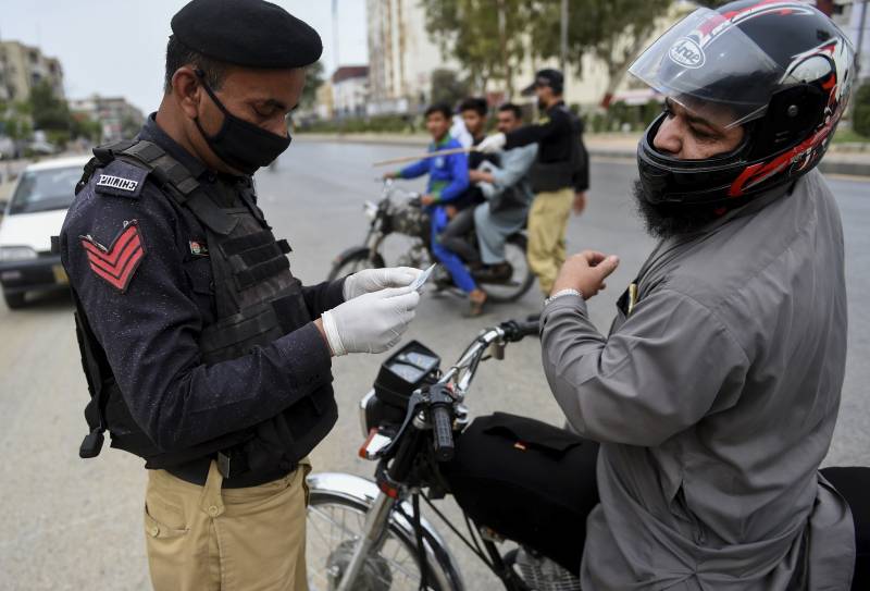 Sindh govt threatens curfew if people defy lockdown