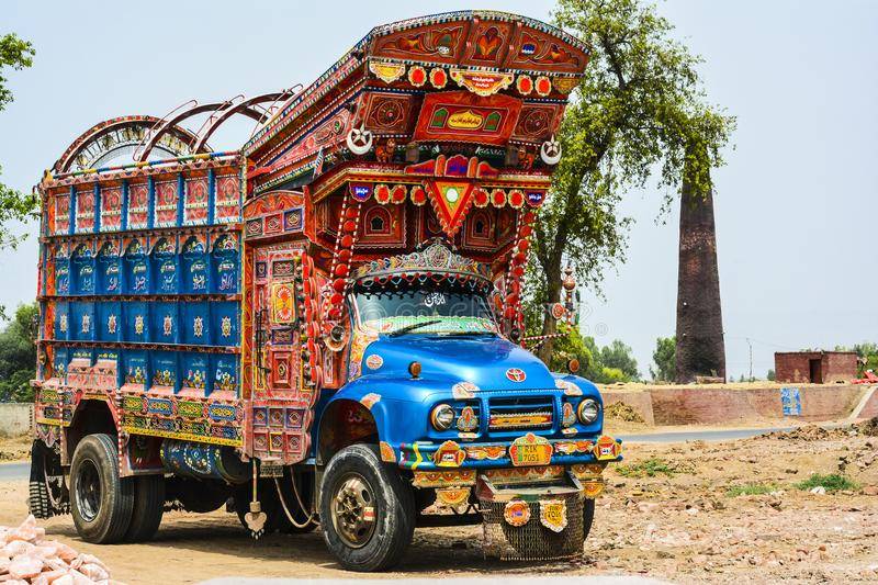 Transporters in Karachi find unique way to earn money in lockdown