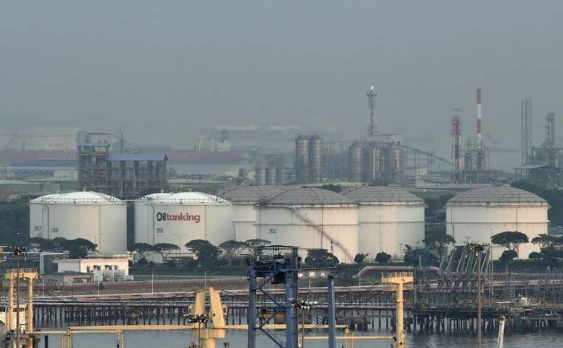 Oil prices slide on shattered demand, stocks rise