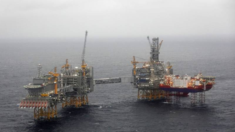 Saudi to raise oil exports to record levels as price war rages