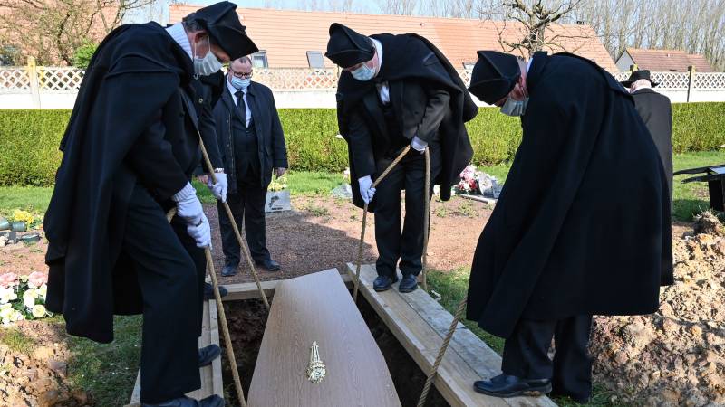 French brotherhood braves pandemic to bury the destitute