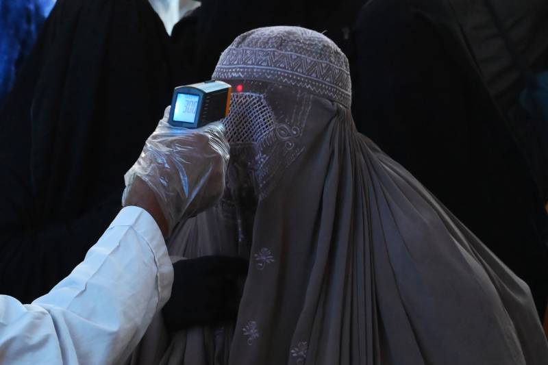 Coronavirus count jumps above 2,421 in Pakistan, death toll 32