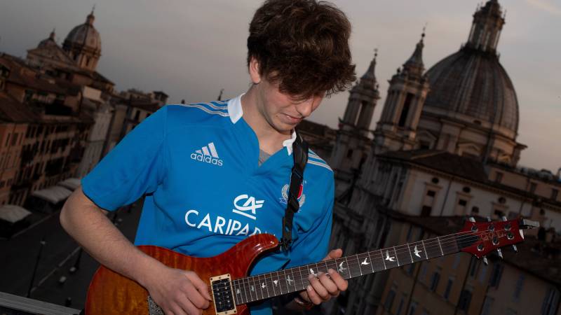 Young guitarist enchants locked down Rome
