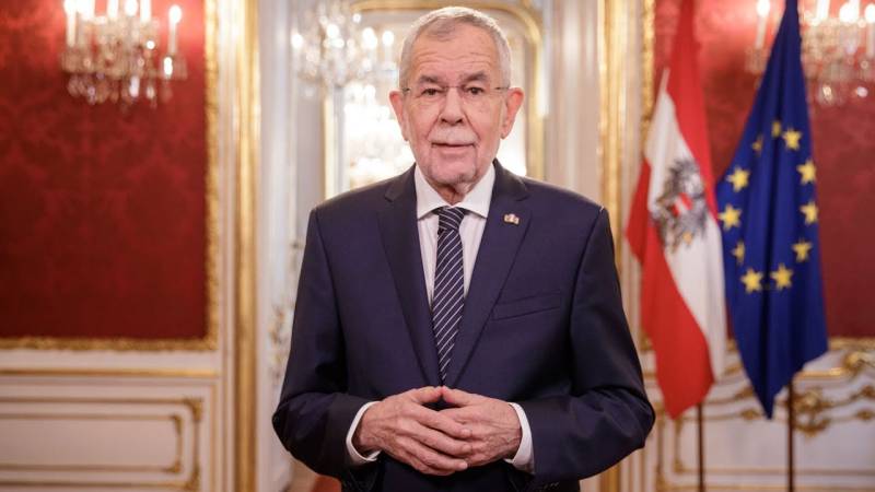 Austrian president evacuated following bomb threat