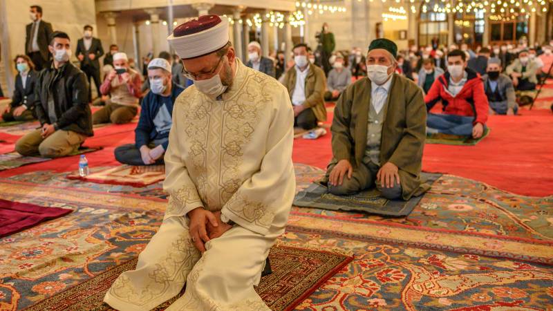 Turkish mosques reopen for mass prayers