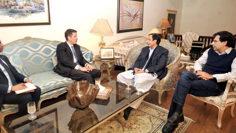 Parvez, Moonis discuss bilateral issues with UK HC