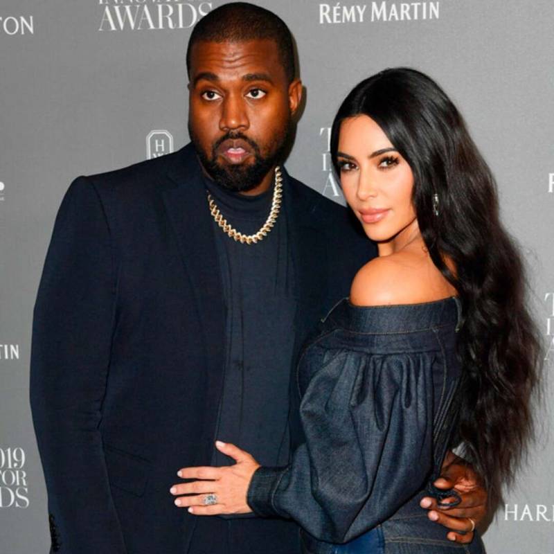 Rapper Kanye West says sorry to wife Kim Kardashian