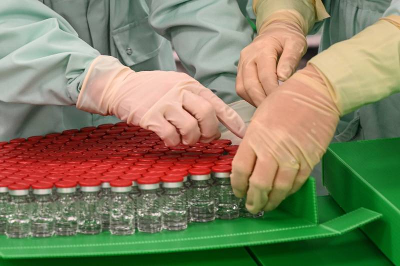 Planes, dry ice, pharmacies: the logistical challenges of Covid-19 vaccines