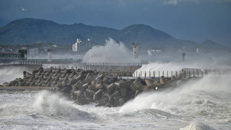 Thousands flee as Typhoon Vamco nears Vietnam