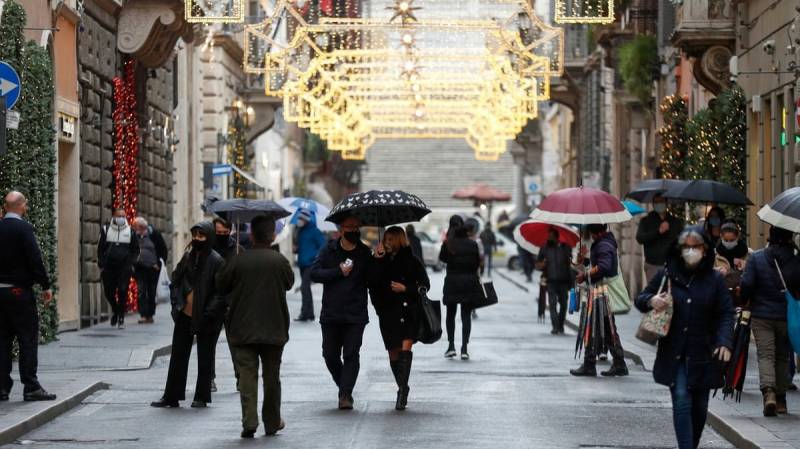 Italy curbs Christmas travel to avoid virus 'third wave'