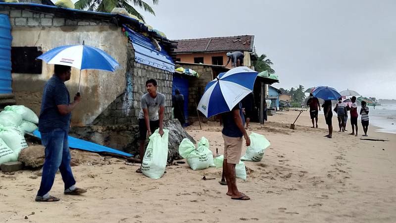 Cyclone hits Sri Lanka as southern India hunkers down
