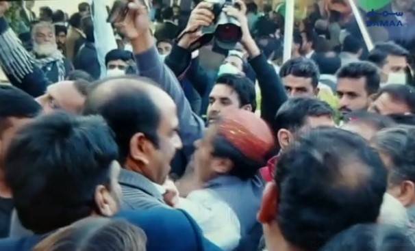 Slapped PML-N worker wins respect from party leaders
