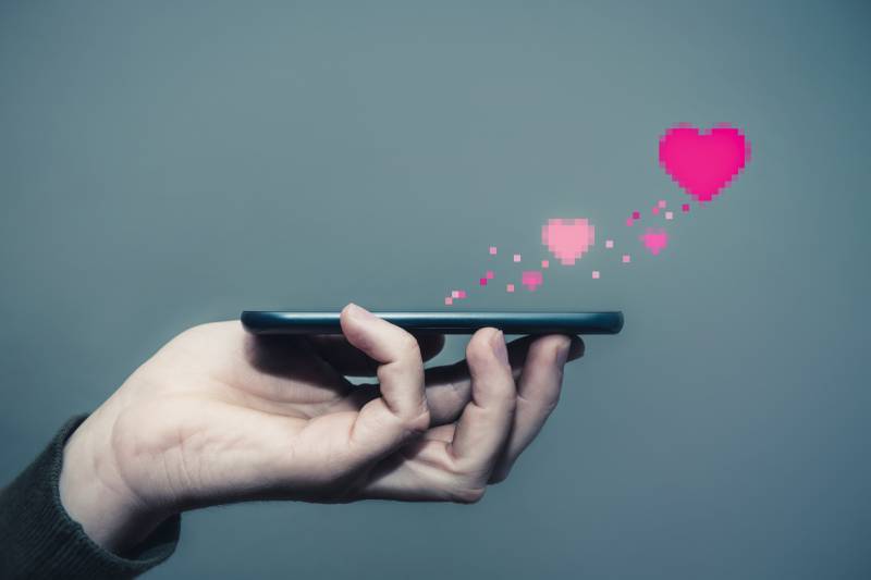 Dating apps don't destroy love, Swiss study shows