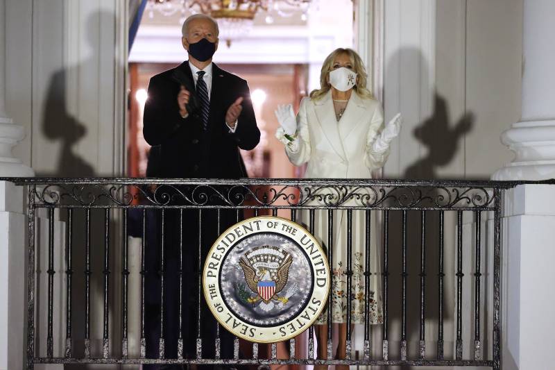 Biden signs raft of orders, including to rejoin Paris climate accord