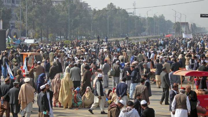 Govt staff call off sit-in for increase in salary