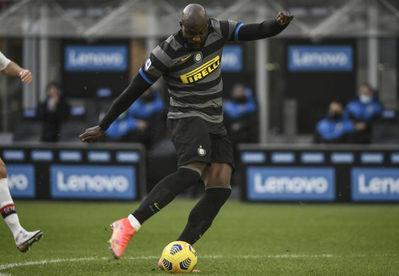 Lukaku keeps Inter's title push on track as Milan bounce back against Roma