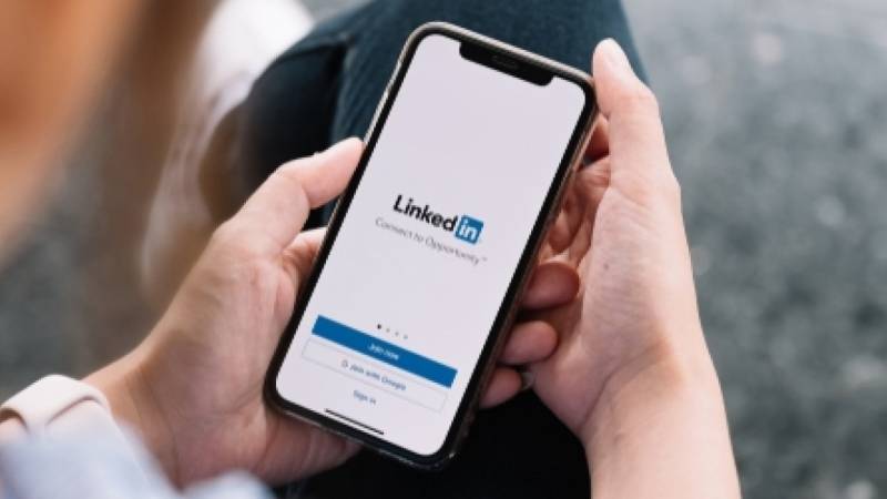LinkedIn China suspends new sign-ups to 'respect law'