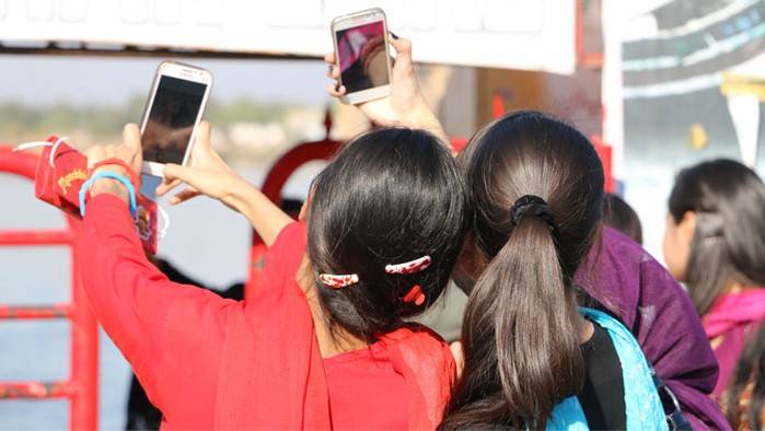 Number of mobile phone users in Pakistan hits 100 million