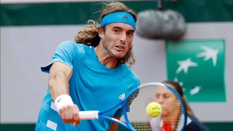 Tsitsipas powers into French Open last 32