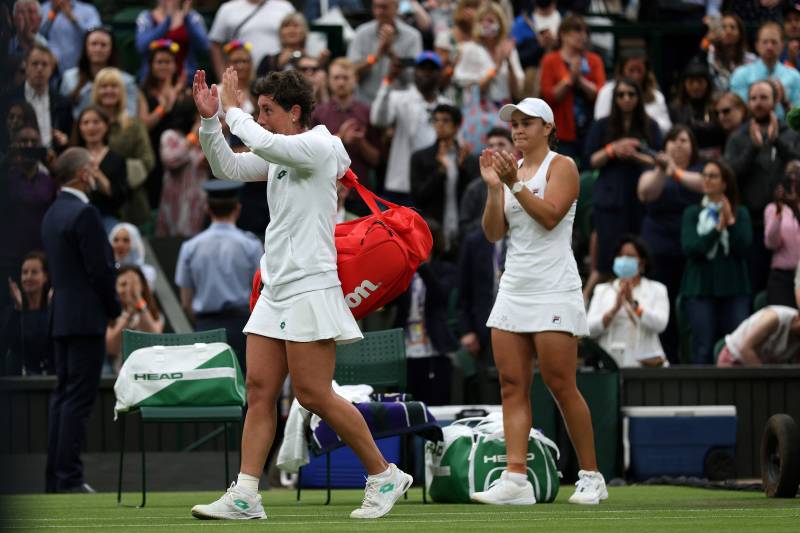 Tears flow as cancer survivor Suarez Navarro pays tribute to mother