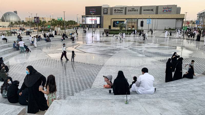 Saudi Arabia confronts rise of 'misyar' – marriage without strings