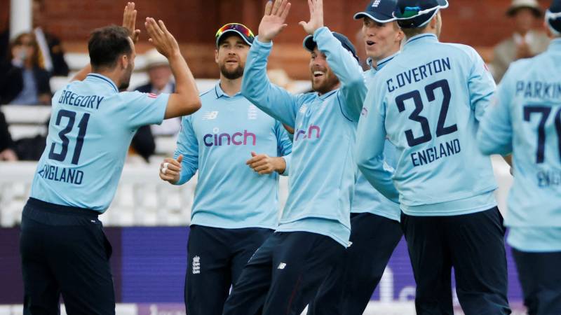 England bowl against Pakistan in 3rd ODI