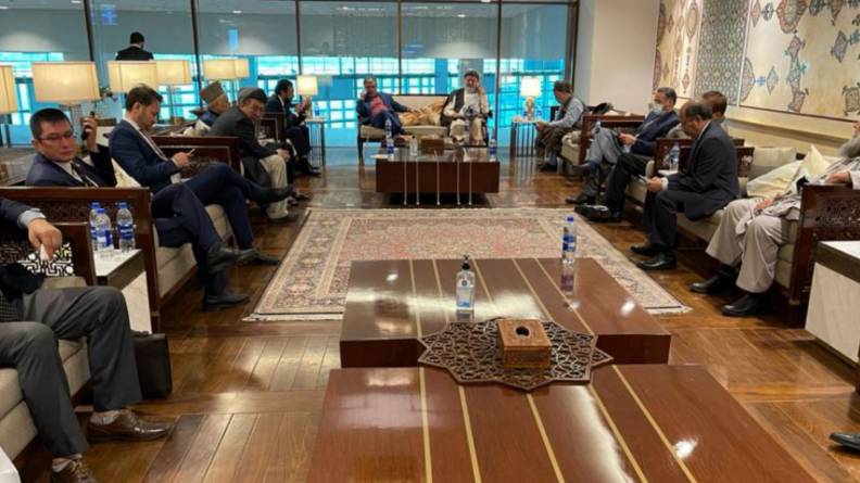 Afghan politicians land in Islamabad 