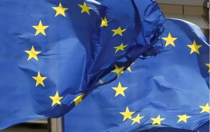 EU rallies behind angry France in US row