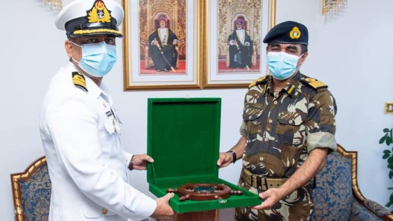 Commanding Officer PNS TARIQ exchanges souvenirs with Commanding Officer Said Bin Sultan Naval Base.