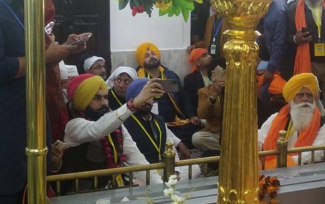 Navjot Singh Sidhu visits Kartarpur Gurdwara