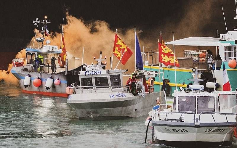 Angry French fishermen threaten British imports