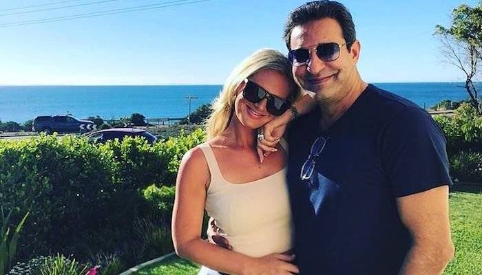 Wasim Akram turns into dance teacher of Aussie wife