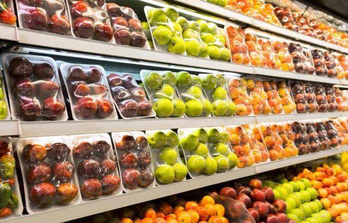 France bans plastic packaging for fruit and veg