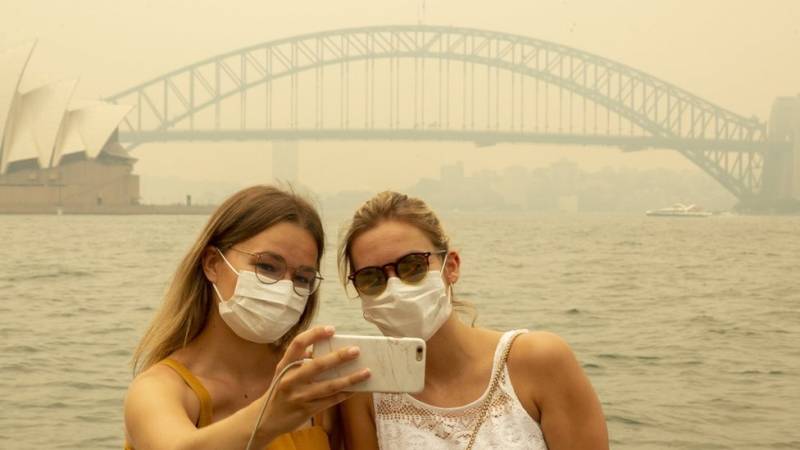 Australian town hits record high temperature of 50.7C