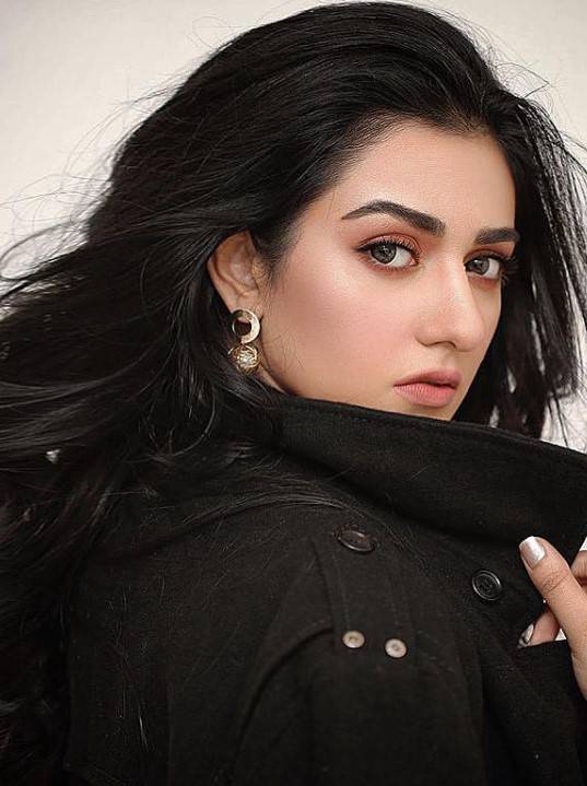 Sarah Khan is being urged to cover baby ‘Alyana’ amid winter 