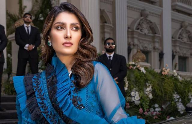 Ayeza Khan celebrates 11 million followers