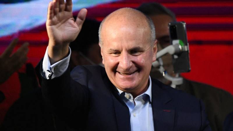 Ex-leader ahead as Costa Ricans elect new president