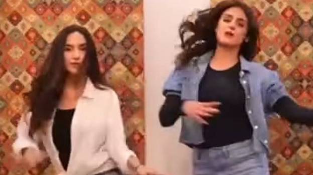 Hira & Anoushay dancing vigorously on 'Sohna Tu' is captivating but netizens disagree 