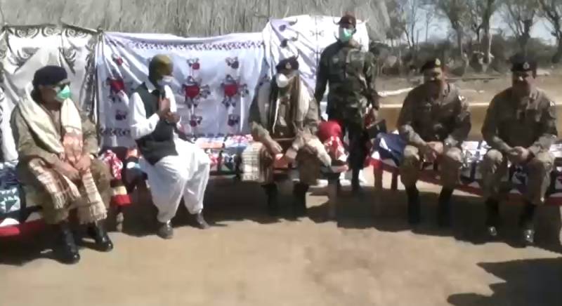 COAS visits Nagarparkar, interacts with troops, Hindu community