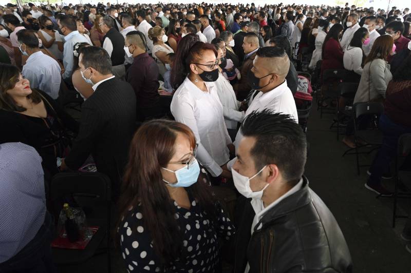 Hundreds wed at Valentine's Day ceremony in Mexico